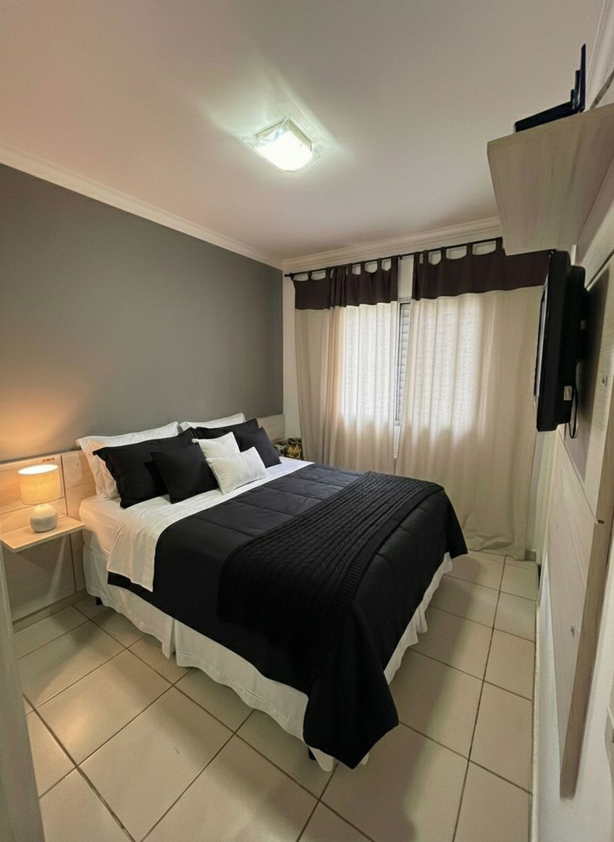 Quarto suíte elegante com banheiro anexo, armário embutido espelhado de 3 portas, ar condicionado, painel em madeira para TV com prateleira suspensa, mesa de canto integrada à cobertura com acabamento em vidro