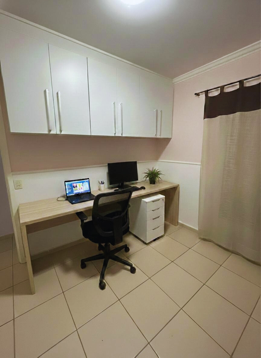 Quarto amplo com ar condicionado, prateleiras e rico em armários com espaço para escritório