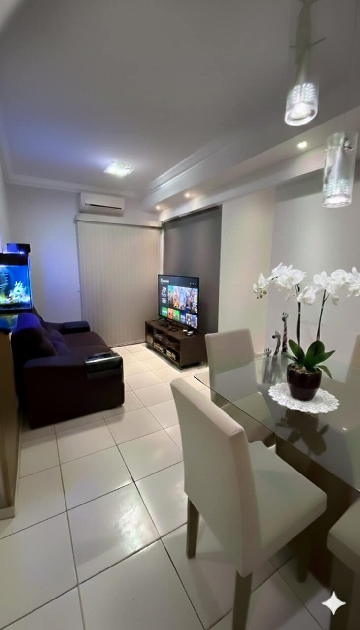 Sala de jantar integrada moderna com mesa de vidro, cadeiras de design e iluminação LED ambiente