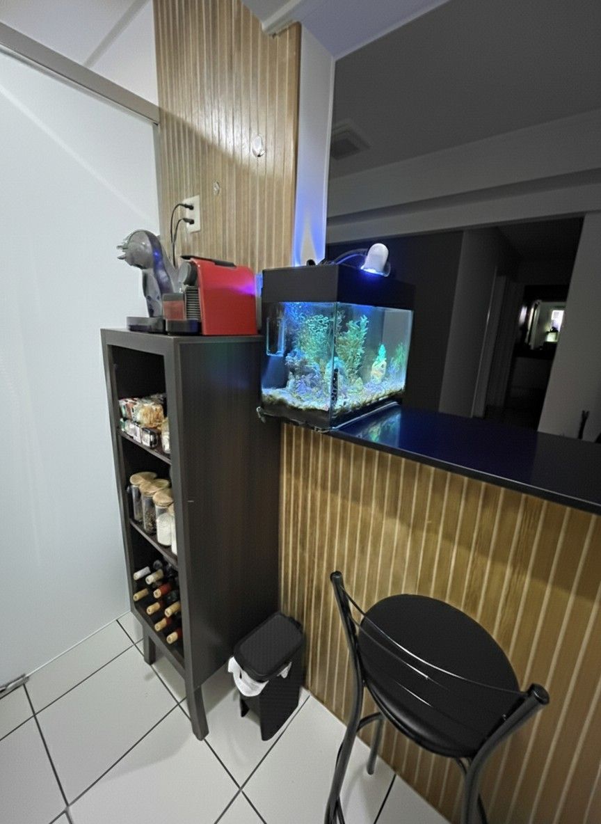 Cozinha americana funcional integrada com acabamento em madeira, cooktop, exaustor Black Piano e rica em armários