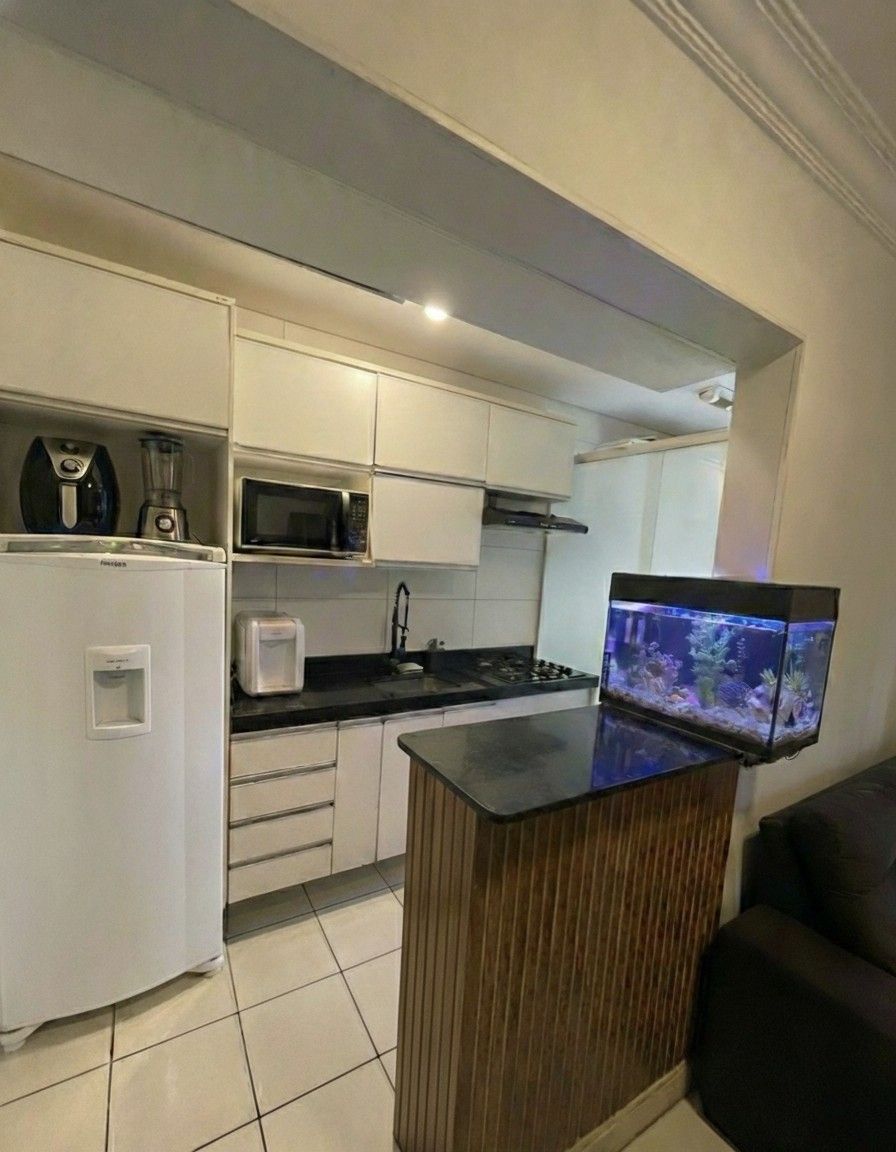 Cozinha americana funcional integrada com acabamento em madeira, cooktop, exaustor Black Piano e rica em armários