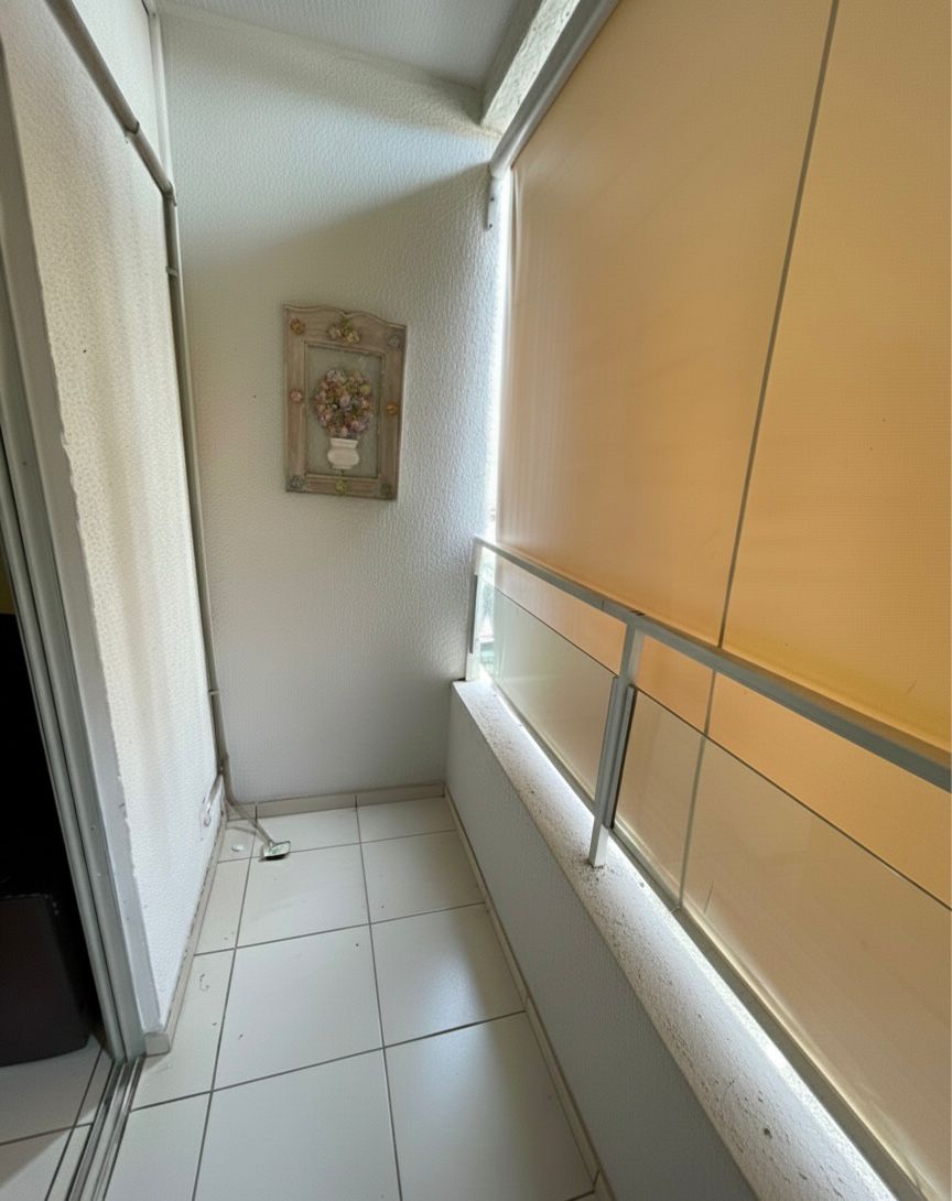Sacada em ótimo tamanho com toldo retrátil oferecendo espaço versátil para relaxamento e vista externa
