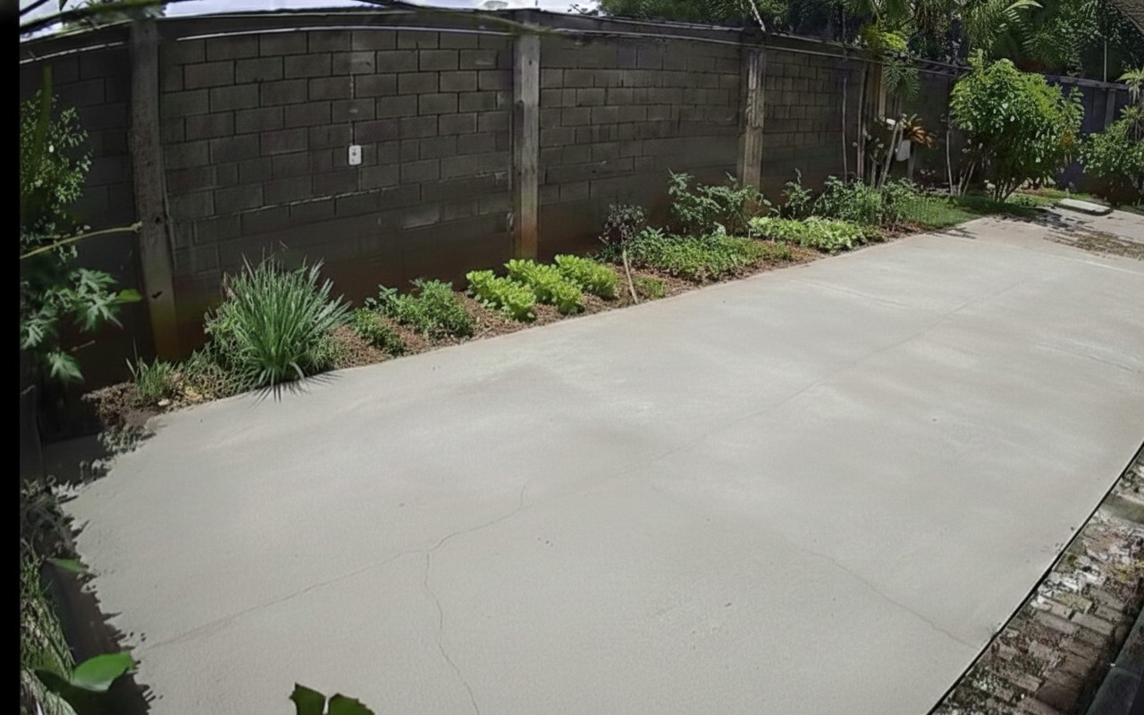 Horta orgânica com caminho de concreto e paisagismo